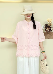 Camiseta holgada vintage para mujer con mangas abullonadas, bordado calado, cuello alto y botón único, estilo casual de moda para verano - Product Image 3