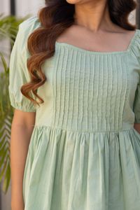 Elegante Top Verde Menta con Cuello Cuadrado y Mangas Abullonadas, Top Casual de Verano para Mujer con Tela Ligera y Ajuste Cómodo - Product Image 3