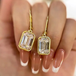 Boucles d'oreilles tendance pour femme en argent sterling plaqué or jaune 18 carats, serties de moissanite jaune spéciale taille émeraude, en vente - Product Image 6