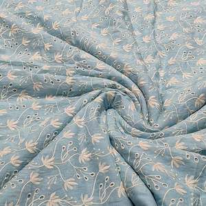 Tissu brodé de qualité supérieure conçu pour la mode moderne et les collections de vêtements élégants. Ce tissu présente de belles qualités. - Product Image 4