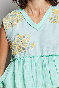 Haut sans manches à volants avec patch floral POL et détails à bords bruts - Product Image 5