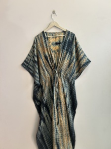 Vestido caftán bohemio de seda para mujer, hecho a mano con teñido anudado, suave camisón. - Product Image 5
