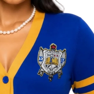 Cardigan SGRHO Doré pour Femme, Pull Tricoté Boutonné à Lettres Grecques, Tenue de Sororité, Mode Collégienne Décontractée, Personnalisable - Product Image 2