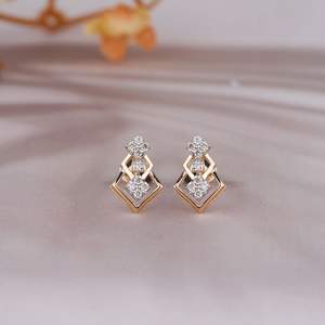 ต่างหูเพชรทรงสี่เหลี่ยมคู่รูปทรงเรขาคณิตในทองคำสีเหลือง – ดีไซน์ทันสมัยแบบหลายชั้นพร้อมเพชรทรงกลมเจียระไนแบบเหลี่ยม - Product Image 1