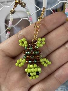 Porte-clés brodé à la main avec de magnifiques motifs floraux pour femmes et filles - Product Image 5