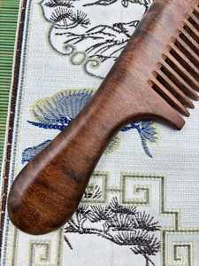 Peine de madera de sándalo negro natural de gran venta para mujer, peine de masaje de ébano con etiqueta privada - Product Image 5
