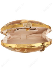 กระเป๋าคลัทช์ทรงวงรีลายคาราเมลธรรมชาติ พร้อมหัวจับคริสตัลดิบ กรอบสีทอง หรูหรา โดดเด่น เหมาะสำหรับขายส่งและรับผลิตแบบ OEM - Product Image 6