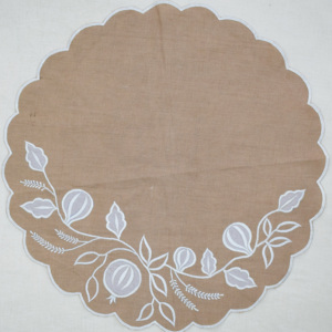 Serviettes carrées en lin brodées, 3 pièces, décoration de table classique faite à la main, beige et rouge avec bord festonné - Product Image 5