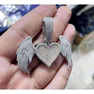 Colgante de Moissanita Corazón Ala de Ángel, Plata de Ley 925 Bañada en Oro, Engaste de Garra, Corte Baguette, Joyería - Product Image 1