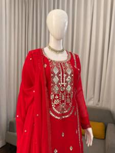 ชุดเสื้อท็อปผ้าจอร์เจตต์เทียมปักลายดิ้นละเอียดสวยงาม พร้อมกางเกงชาราร่าและผ้าคลุมไหล่ ขนาด 9 มม. พร้อมสวมใส่ - Product Image 6