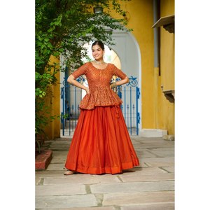 Ensemble Lehenga Choli brodé fait main de créateur, silhouette trapèze, taille empire, orné de sequins faits main, en tissu organza - Product Image 4