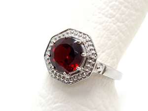 Anillo de Plata con Granate Rojo Natural Redondo, Anillo de Piedra de Nacimiento de Enero, Regalo de Cumpleaños o Aniversario para Ella - Product Image 3