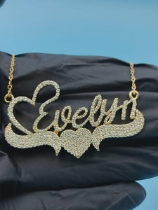 Colgante de lujo con letra Evelyn y corazón, chapado en oro, con moissanita de corte brillante redondo, para unisex - Product Image 2