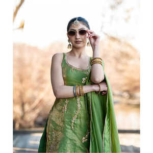 Ensemble de costumes pour femmes de créateur, haut en soie lourde Fendy et dupatta pour les tenues de soirée, tenue élégante Farshi - Product Image 5