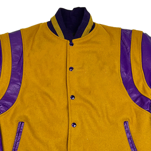 Chaqueta Universitaria Premium Color Púrpura Dorado, Chaqueta Varsity con Bordado de Chenilla, Chaqueta Bomber de Béisbol Universitaria, Personalizada OEM, Térmica, Resistente al Viento, de Lana - Product Image 4