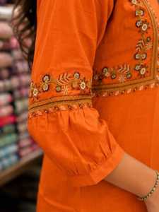 Tunique en coton brodée orange pour femme, coupe régulière, longueur genou, style ethnique, décontractée, pour festivals indiens, Kurti recyclée - Product Image 2