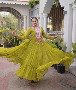 Colecciones de vestidos largos Anarkali de material de georgette sintética a la moda para el festival Navratri con estampado Laheriya y trabajo de parches Kutchi. - Product Image 1