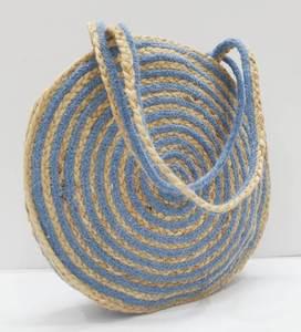 Sacs en jute charmants qui apportent une texture naturelle et un charme rustique aux sorties quotidiennes, parfaits comme sacs de plage en coton chindi réutilisable. - Product Image 3