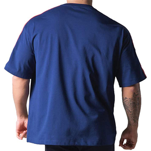 เสื้อยืดแขนสั้นสีขาวสำหรับผู้ชาย ลายทางเฉียงสีดำ คอกลม ทรงพอดีตัว - Product Image 6