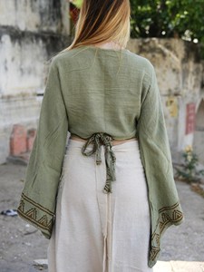 Top Corto Bohemio de Algodón Khadi Verde Oliva con Mangas Kimono y Bordes Geométricos Estampados - Product Image 4