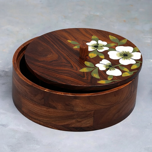 Caja de madera redonda para servir, con detalles florales pintados y tapa a juego, perfecta para decoración de mesa rústica y para servir comida. - Product Image 1