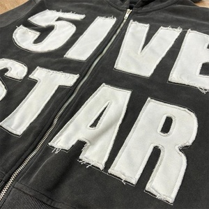 Conjunto de Sudadera con capucha recortada y pantalones de chándal bordados con apliques desgastados de retazos de algodón pesado personalizado para hombre - Product Image 4