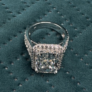 Magnifique bague en diamant radiant de 11,38 carats cultivé en laboratoire en or blanc 14 carats pour femmes - Product Image 5