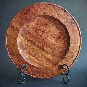 Assiette de service en bois faite à la main qui rehausse l'expérience culinaire grâce à son artisanat unique, sa beauté naturelle et son style. - Product Image 4