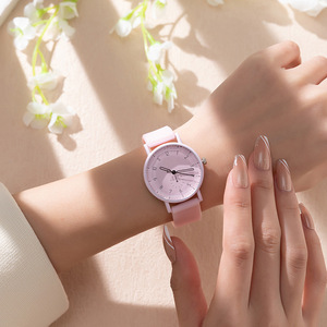Nouvelle montre à quartz pour femme 2026, cadran en verre irrégulier, bracelet en silicone, vente en gros d'usine, LOGO personnalisé, montre simple et tendance - Product Image 3