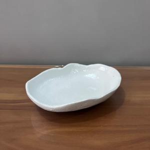 Plat de service en aluminium de forme irrégulière, assiette blanche émaillée, petit plat à collation ou dessert, vaisselle moderne - Product Image 1