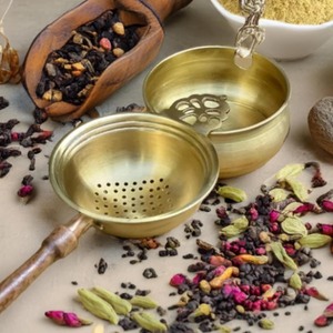 Highest Quality Gold Metal Tea Strainer With Floral Handles Durable Colander For Loose Leaf Brewing Kitchen Tool - Product Image 5