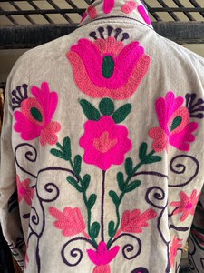 Chaqueta de Terciopelo Bordada a Mano con Diseño Moderno y Textiles Tradicionales, Estilo Boho Chic, Chaqueta Suzani Floral, Blazer Distintivo - Product Image 4