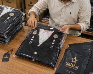 เสื้อกั๊กผู้ชายคุณภาพสูงสไตล์ตะวันตก สีดำ หนังกลับระบายอากาศได้ดี แต่งพู่ประดับลูกปัดและกระดูก ทำมือสำหรับฤดูร้อน คอวี แบบเดี่ยว - Product Image 6