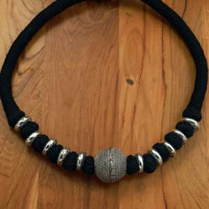 Collier ras du cou tribal noir en fil, plaqué argent oxydé, avec perles, collier statement fait main, bijoux ethniques afghans - Product Image 3