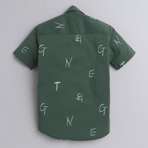 เสื้อครึ่งแขนลายจุดคอเทนนิสพิมพ์ตัวอักษร-สีเขียว - Product Image 2