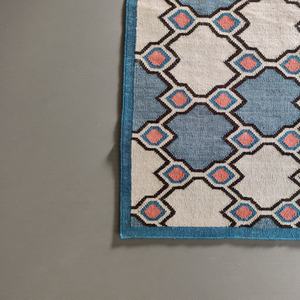 Tapis en laine fait main avec motif abstrait |   Tapis moderne écologique tissé à la main en tissage plat pour salon et chambre à coucher - Product Image 5