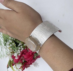 กำไลข้อมือทรงรีประดับด้วยหินธรรมชาติแบบดรูซี่  แบบปรับขนาดได้ - Product Image 2