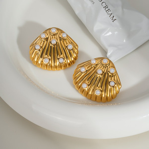 Boucles d'oreilles audacieuses en acier inoxydable plaqué or avec coquillages pour femmes – Vente en gros - Product Image 5