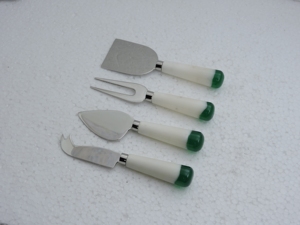 Ensemble de 4 ustensiles à fromage écologiques antidérapants et légers, lames en acier inoxydable, poignées blanches et vertes, sans danger pour les aliments, lavage à la main - Product Image 1