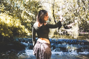 Elegante Blusa con Hombros Descubiertos y Mangas Acampanadas, con Estética Bohemia y Diseño Inspirado en la Fantasía, Regalo para Ella - Product Image 2