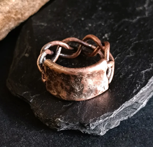 Bague magnétique en cuivre unisexe, bijou traditionnel ayurvédique de guérison, avec motif tressé en fil et bordure plaquée - Product Image 3