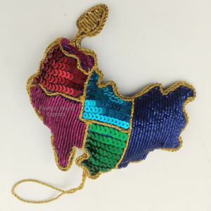 Ornement de coeur à paillettes multicolore fabriqué à la main avec bordure en fil d'or et boucle de suspension pour arbre de Noël festif ou décor de vacances - Product Image 1