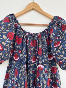 Vestido Maxi de Algodón con Estampado Floral Azul Marino para Mujer, Manga Abullonada, Cuello con Volantes, Ropa de Resort, Venta al por Mayor de Prendas Femeninas - Product Image 2