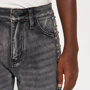 Jeans de mezclilla cómodos para niños, mezcla de algodón, efecto lavado, con cierre de botón y bolsillos laterales, precio económico para compradores - Product Image 3
