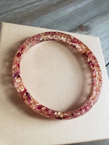 Brazalete de Resina Hecho a Mano con Diseño Floral Rosa y Dorado, Estilo Lujoso, Regalo Promocional Novedoso - Product Image 3
