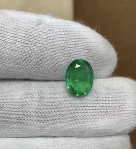 พลอยมรกตสีเขียวสดใสธรรมชาติคุณภาพสูงทรงคุชชั่นจาก GEMS INTERNATIONAL สำหรับทำแหวน สร้อยคอ และเครื่องประดับ - Product Image 3