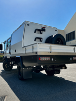 Camioneta Camper 4x4 Todoterreno con Amplios Compartimentos de Almacenamiento y Sistema de Portaequipajes en el Techo