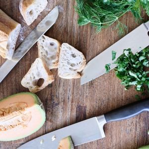 Cuchillos de Cocina con Hojas Plateadas y Mangos Curvos Negros para Rebanar, Cortar en Rodajas, Picar y Preparar Alimentos como Pan, Frutas y Verduras - Product Image 3