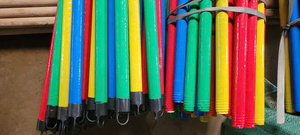 Manche de balai en bois durable avec poils rigides, design portable, coloré, pour le nettoyage des sols et des toilettes à la maison, style basique - Product Image 3