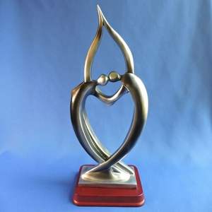 Sculpture élégante en aluminium moulé, conçue pour sublimer l'ambiance intérieure avec une présence artistique sophistiquée - Product Image 6